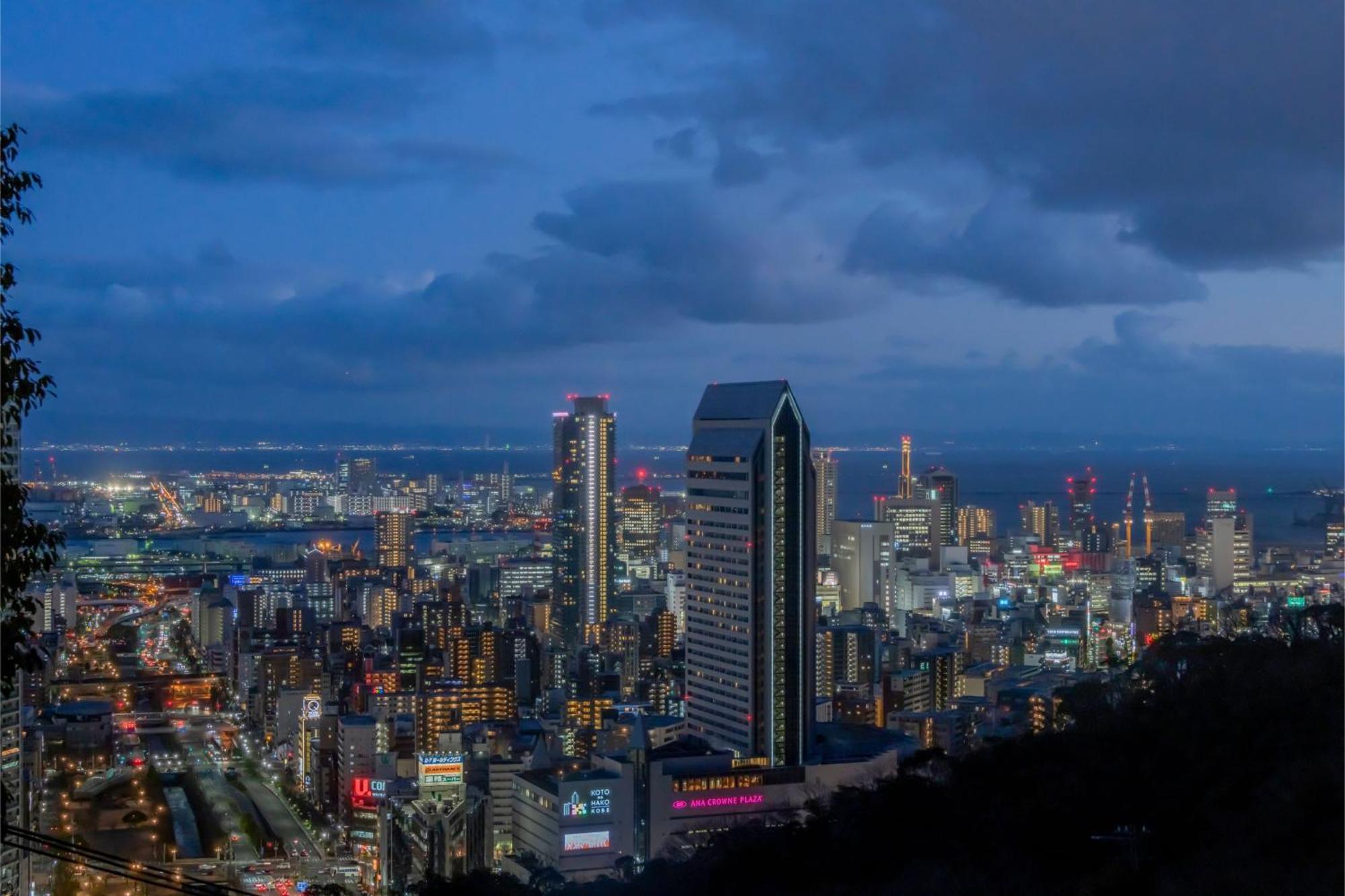 Ana Crowne Plaza Kobe By Ihg Hotel Exterior photo View of the CBD at night