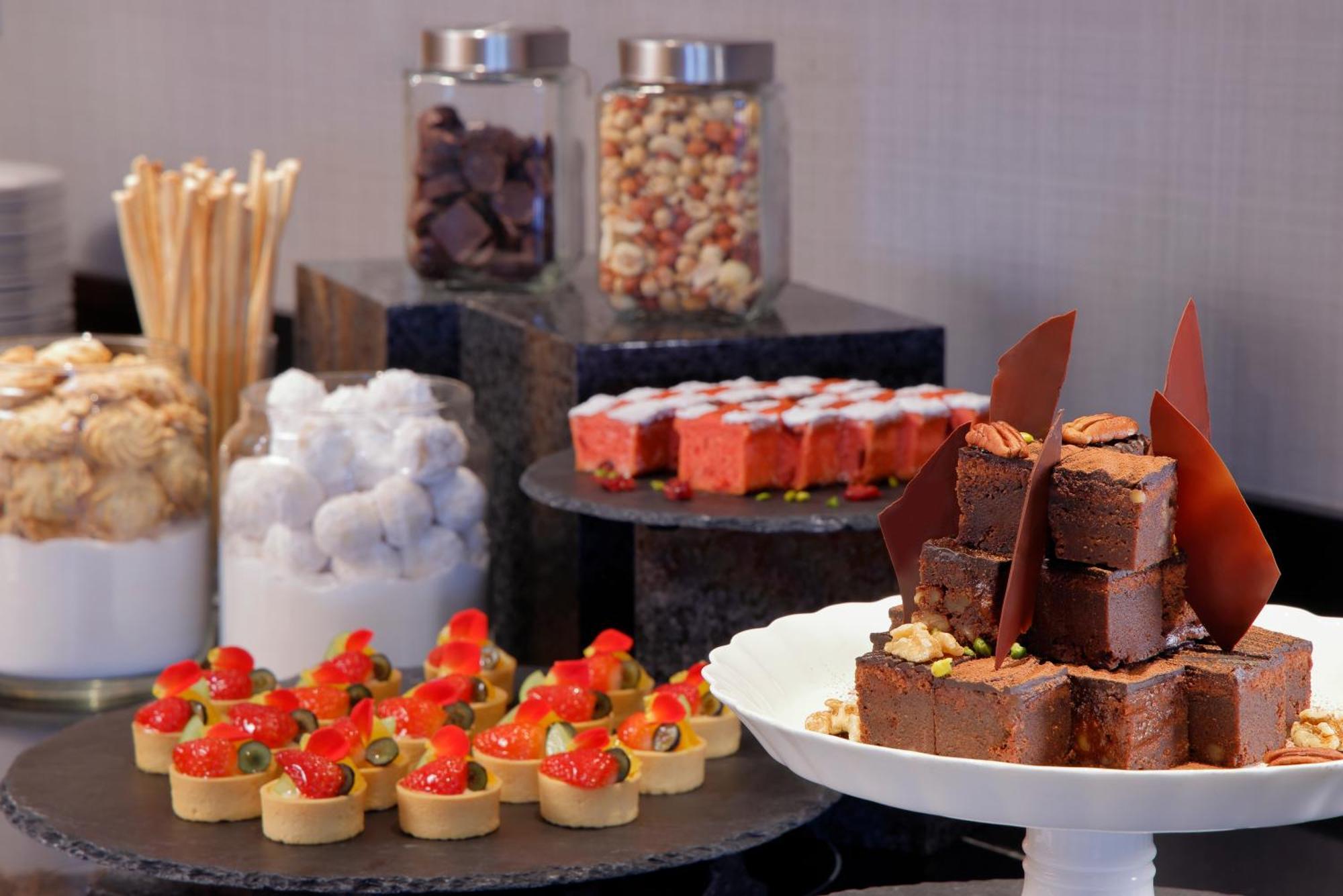 Ana Crowne Plaza Kobe By Ihg Hotel Exterior photo A selection of desserts