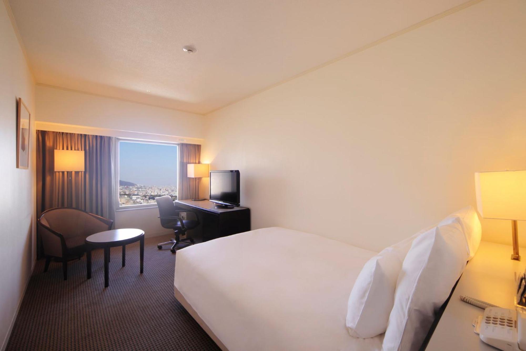 Ana Crowne Plaza Kobe By Ihg Hotel Exterior photo A room at the hotel